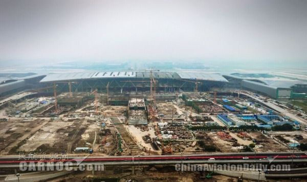 8月底，白云機場擴建工程完成兩項重大建設(shè)節(jié)點。白云機場2號航站樓鋼結(jié)構(gòu)網(wǎng)架于8月30日全面合攏，玻璃幕墻和金屬屋面等外部工程基本完成，2號航站樓展現(xiàn)出整體外形?！z影：葉華春